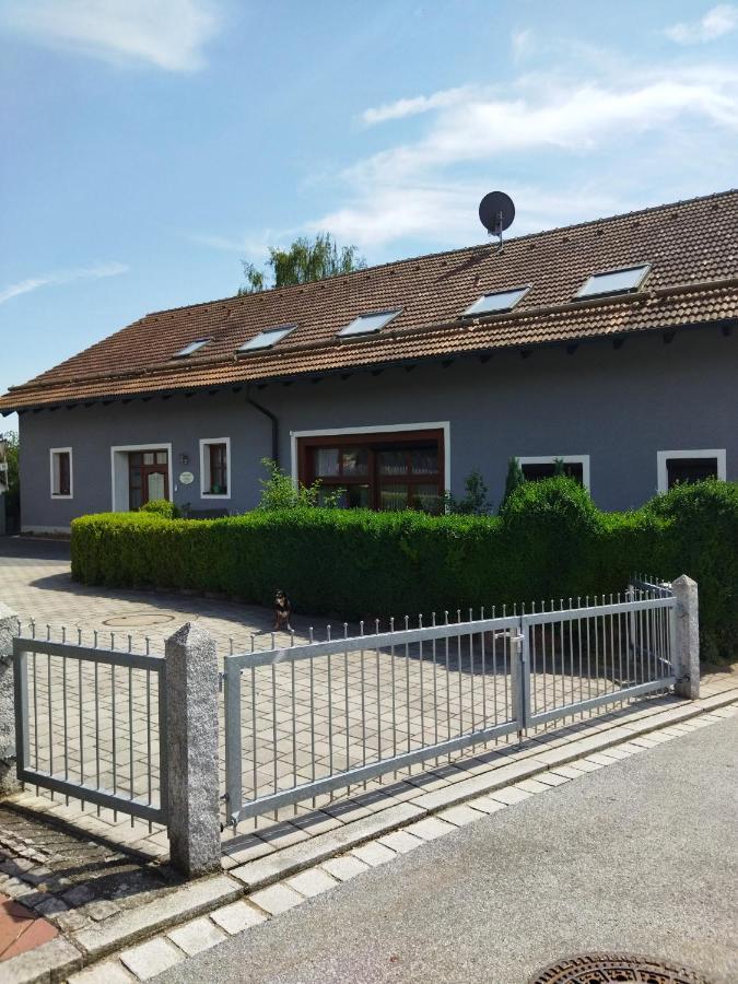 Aussergewöhnliche Atelierfereinwohnung mit Balkon an der Donau Winzer Exterior foto